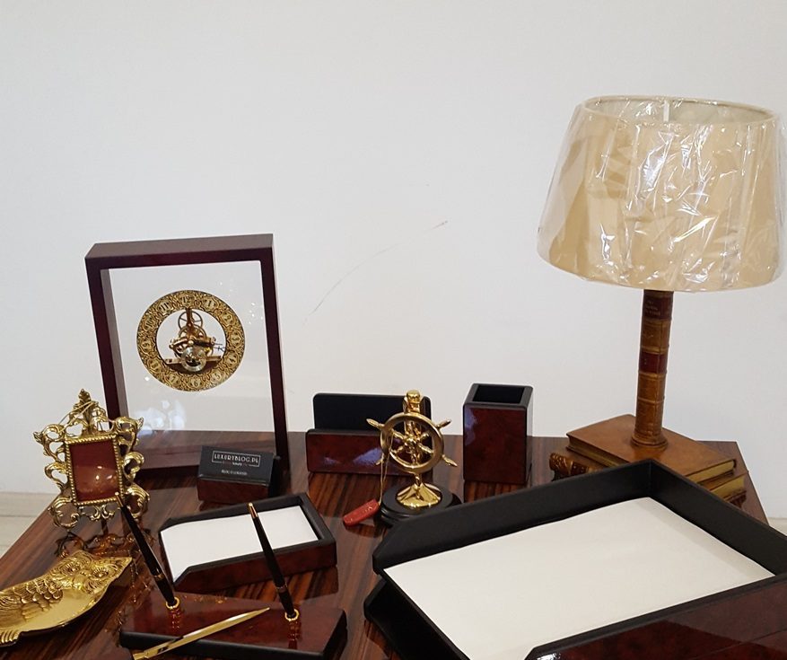 co można postawić na eleganckim biurku