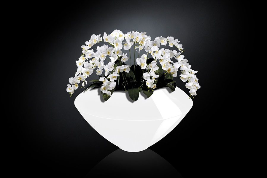 sztuczne kwiaty w kolorze bialym