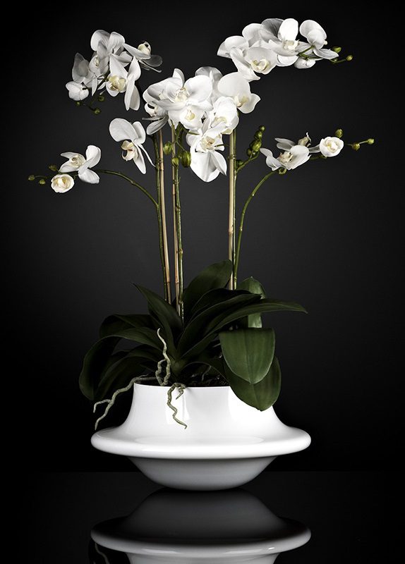sztuczne kwiaty z wazonem
