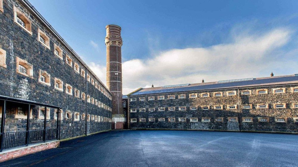 Destylarnia whiskey w dawnym więzieniu