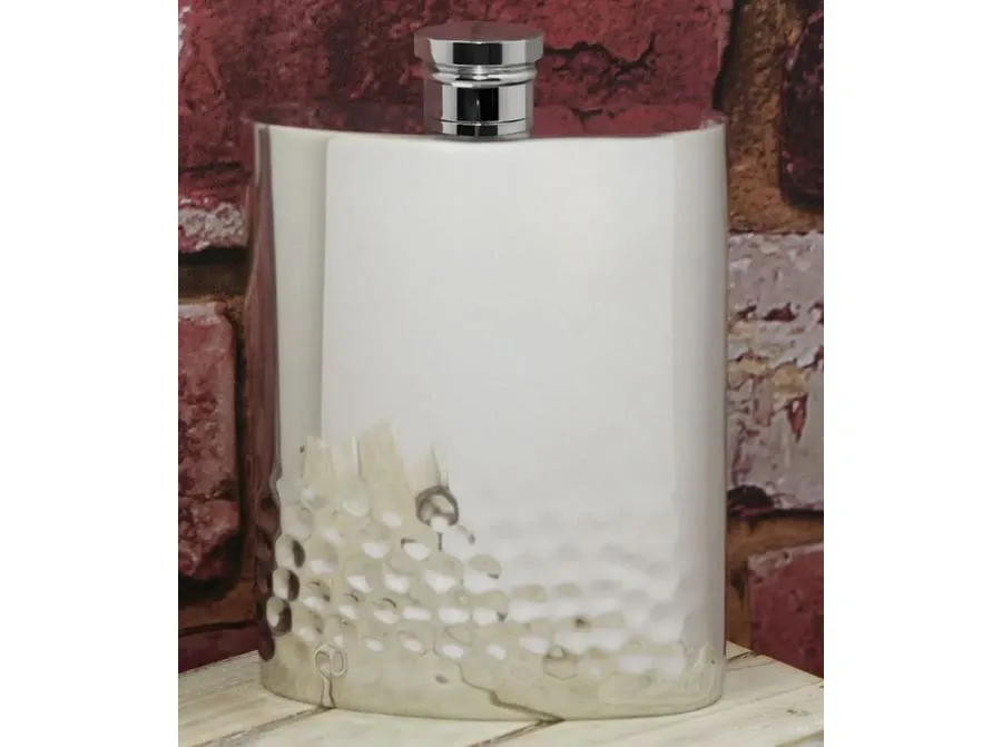 Komu wręczyć na prezent piersiówkę?