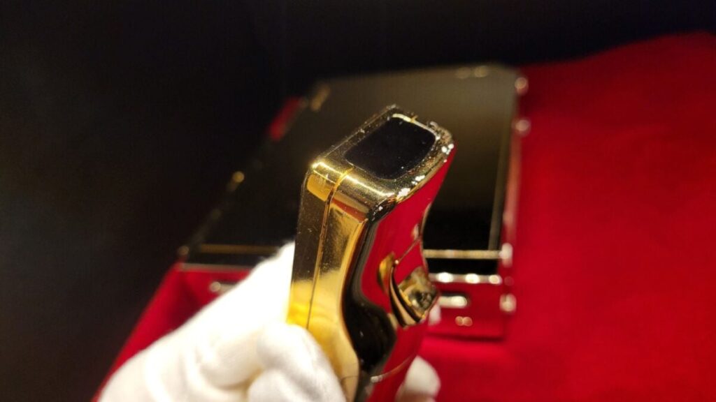 Konsola Z 24 Karatowym Zlotem