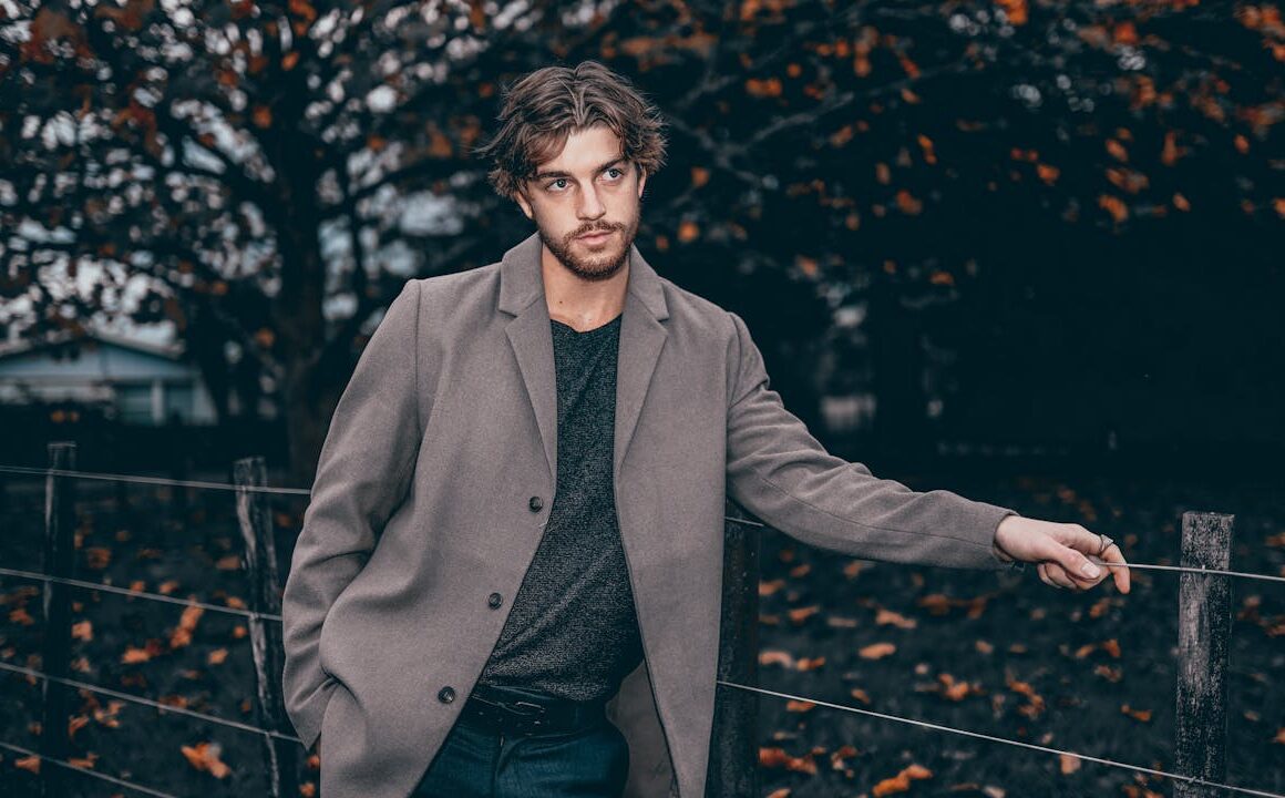 Stylowy płaszcz męski – jak go nosić, by wyglądać nowocześnie?