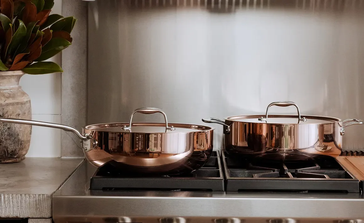 Jak gotować w miedzianych garnkach – precyzja i bezpieczeństwo